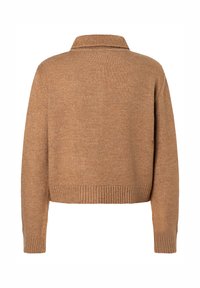 Brauner Strickpullover mit geripptem Saum und Kragen, mit lockerem Schnitt und langen Ärmeln, zeigt eine weiche Textur und gleichmäßige Farbe.