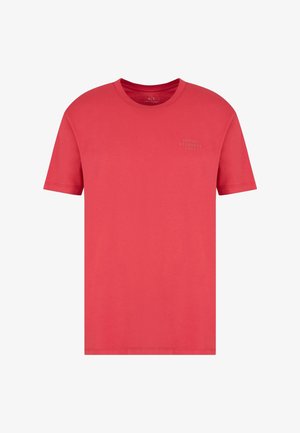 Piros pamut póló kerek nyakkivágással. Elöl diszkréten nyomtatott kis logóval, rövid ujjal és egyenes aljjal rendelkezik.