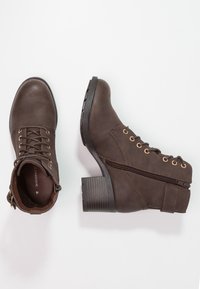 Dorothy Perkins Stivaletti stringati - brown