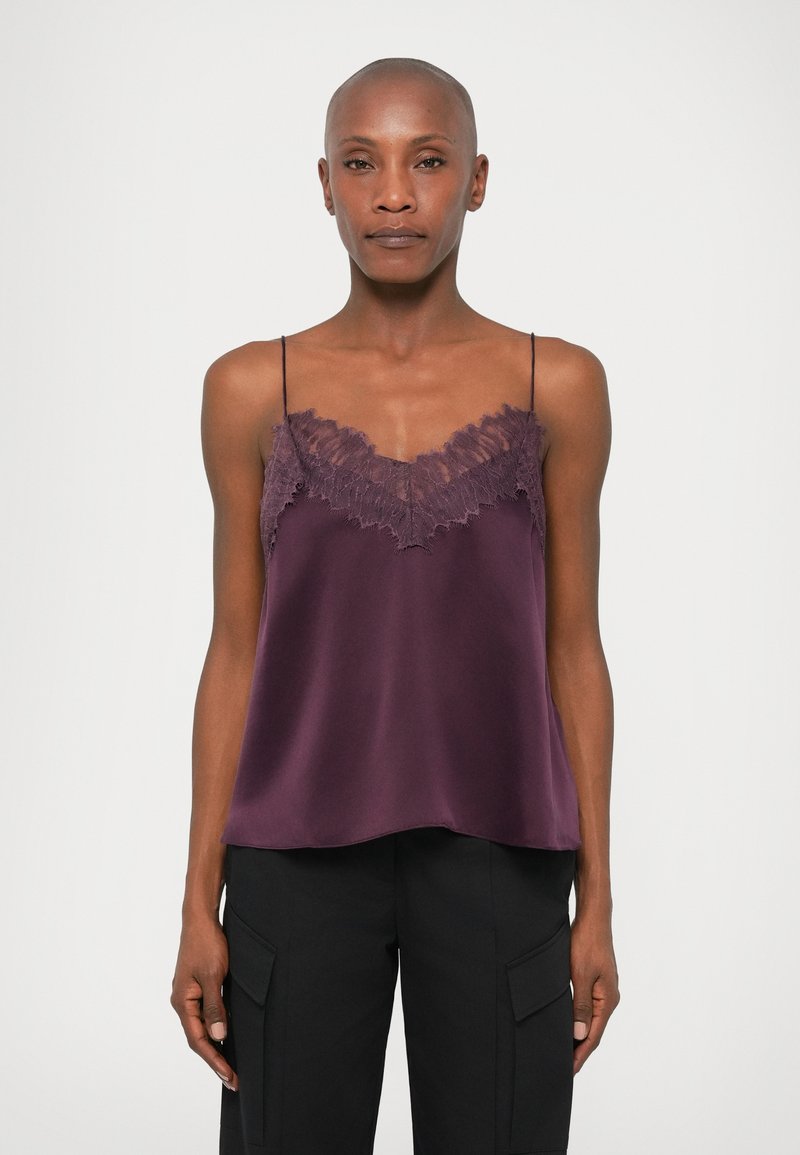 Ploomisatiinist kampsun, millel on pitsäärtega kaeluste äär, õhukesed reguleeritavad rihmad ja lõdvestatud istuvus.