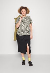 ONLY Carmakoma CARVICA LIFE  - T-shirt med print - seagrass