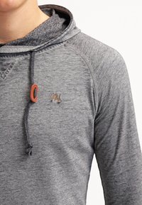 Felpa grigia con cappuccio in tessuto strutturato, dotata di tasca a marsupio, cappuccio con coulisse e piccolo logo ricamato sul petto.