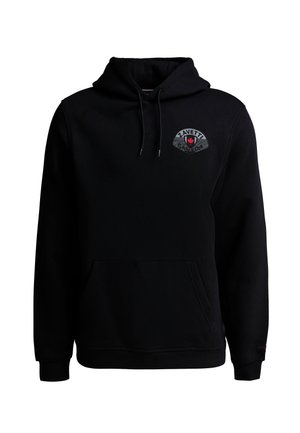 Zwarte hoodie met voorzak, capuchon met trekkoord en een Zavetti-logo op de linkerborst met een rood handontwerp.