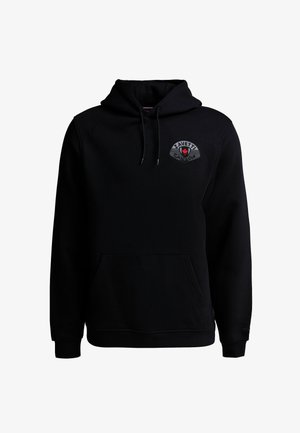 Zwarte hoodie met voorzak, capuchon met trekkoord en een Zavetti-logo op de linkerborst met een rood handontwerp.