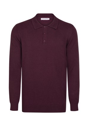 Camisa polo de manga larga en burdeos hecha de una tela suave que cuenta con un cuello clásico, tapeta de tres botones y puños y dobladillo acanalados.