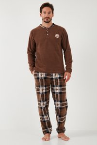 Fleece pyjamasæt bestående af en brun langærmet top med knaplukning og plaid-bukser i brune, beige og blå nuancer med ternede mønstre.