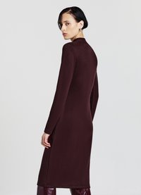 Abito bordeaux a maniche lunghe con collo alto e fianchi senza cuciture, realizzato in tessuto strutturato, di lunghezza fino a metà polpaccio, design minimalista.