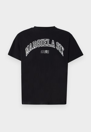 Camiseta de algodón negra con cuello redondo, que presenta "MARGIELA SIX" en texto blanco arqueado y un gráfico de calendario blanco en la parte posterior.