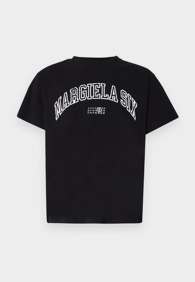Fekete pamut póló kerek nyakkal, fehér ívelt betűkkel "MARGIELA SIX" felirattal, valamint egy fehér naptár grafikával a hátsó részen.