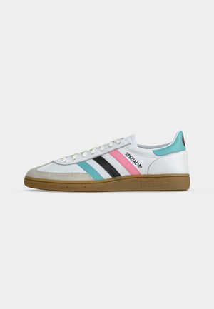 Baskets basses blanches Adidas avec semelle en gomme, présentant des rayures bleu clair, noir et rose, texte "SPEZIAL" et bout en daim.
