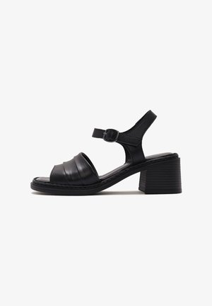 Schwarze Leder-Sandale mit einer runden Zehenpartie, verstellbarem Knöchelriemen und einem strukturierten Blockabsatz. Merkmale sind das gefältelte Design im Zehenbereich.