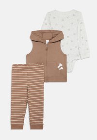 Kolme osaa sisältävä vauvan asu: ruskea ilmanhihaista vetoketjullista liiviä, jossa on luusta tehty grafiikka, harmaa pitkähihaisista body, jossa on eläinkuosia, ja raitapaitaiset ruskeat housut.
