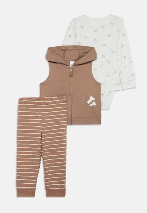 Dreiteiliges Baby-Outfit: braune ärmellose Zip-Weste mit Knochen-Motiv, graues Langarm-Bodysuit mit Tiermuster und gestreifte braune Hose.