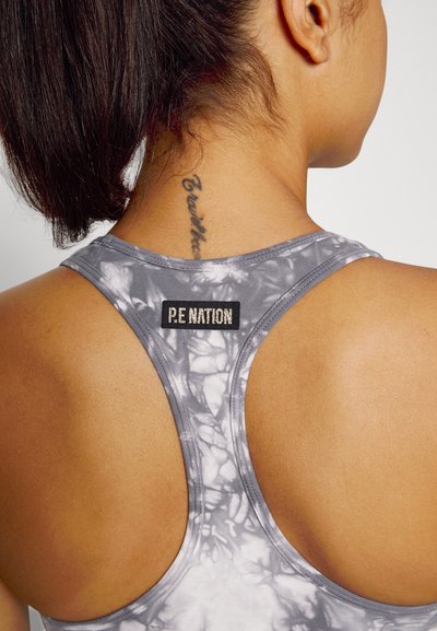 Top desportivo cinza em tie-dye com design de costas nadador. Apresenta um destacado rótulo preto "P.E NATION". Textura suave.