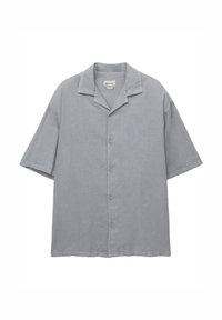 Camisa de manga corta gris claro, confeccionada en una tela suave, con un corte holgado, cierre de botones en la parte delantera y un diseño de cuello clásico.