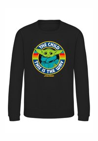 Schwarzer Sweatshirt mit buntem, kreisförmigem Grafik von Baby Yoda und dem Text "The Child This Is The Way" sowie einem kleinen Star Wars-Logo darunter.
