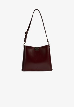 Bordeaux lederen schoudertas met een zachte textuur, gouden hardwareaccenten en een eenvoudig, modern ontwerp met een enkele verstelbare schouderriem.