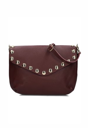 Bordeaux leren handtas met gouden studs langs de klep en een verstelbare schouderband. Het oppervlak heeft een gestructureerde afwerking.