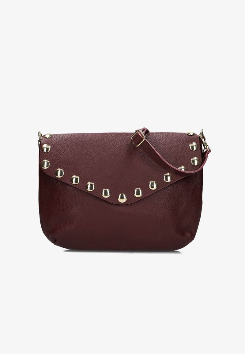 Bordeaux leren handtas met gouden studs langs de klep en een verstelbare schouderband. Het oppervlak heeft een gestructureerde afwerking.