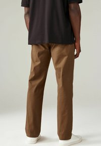 Next REGULAR FIT STRAIGHT LEG STRETCH - Pantaloni chino - tan brown