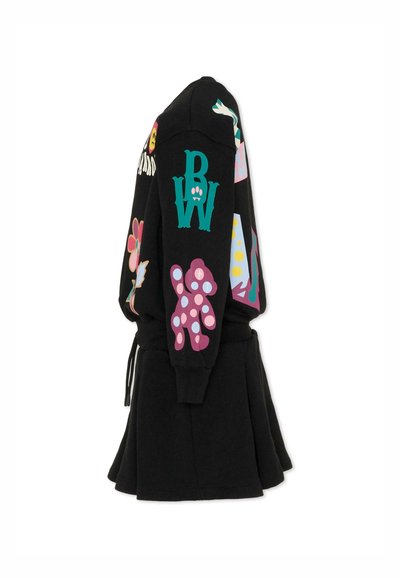 Czarna sukienka z dresu z kolorowymi grafikami, w tym kwiatami i postaciami, z wiązaniem w talii i rozkloszowanym dołem.