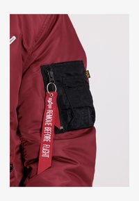 Unausgewählt, burgundy