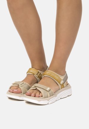 Sandali beige con cinturini gialli e metallici, dotati di fibbia regolabile, suola imbottita e design con punta aperta.