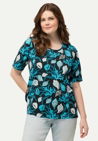 Ulla Popken SEASHELL SHORT SLEEVE - Camiseta estampada - navy blue