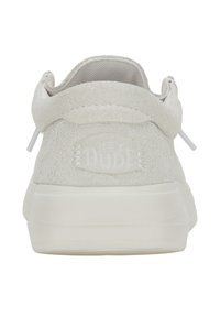 Scarpa slip-on in suede bianco con superficie texturizzata, tacco arrotondato e suola in gomma liscia. Presenta un'etichetta con logo sul retro.
