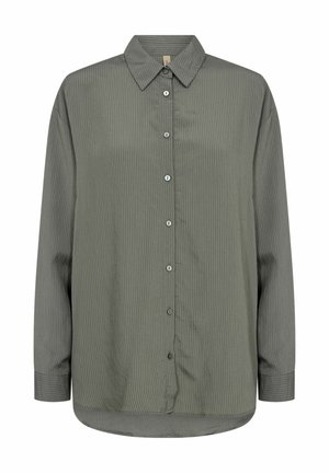 Camisa de botones en verde oliva, hecha de una tela texturizada con rayas verticales, presenta un cuello con puntas y mangas largas, con cierre frontal de botones.