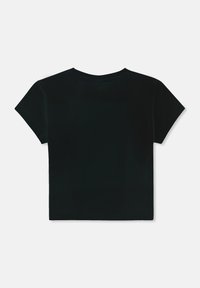 Camiseta corta de manga corta negra con cuello redondo, textura suave y sin patrones ni acentos visibles.