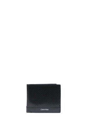 Cartera negra de cuero plegable con textura perforada y logo de Calvin Klein en blanco en el borde inferior delantero.