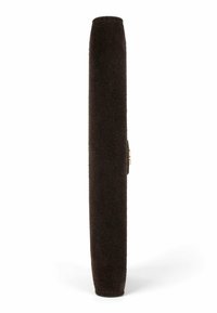 Bruine suède slanke portemonnee met een gladde textuur, afgeronde hoeken en een metalen gesp aan de zijkant. Compact en gestroomlijnd ontwerp.