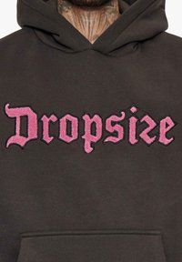 Sweatshirt à capuche noir avec broderie rose "Dropsize". Tissu doux avec une poche avant et un design décontracté.
