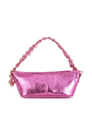 Metalen roze handtas met een getextureerde afwerking, voorzien van een gevlochten kettinghengsel en een ritssluiting. Strak en compact ontwerp.