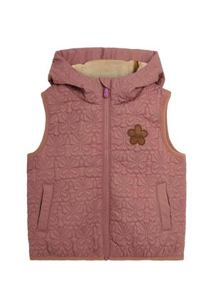 Gilet rose matelassé avec capuche, arborant un motif floral, une fermeture éclair à l'avant et deux poches latérales. Insigne floral marron sur la poitrine.