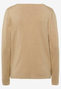 Pull en maille beige à manches longues avec une texture lisse, col rond et un design simple. Détails de coutures aux épaules.