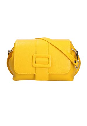 Sac bandoulière en cuir jaune avec détail de boucle rectangulaire et sangle ajustable, présenté sur un fond blanc.