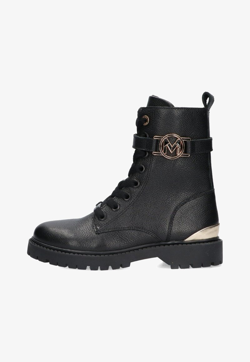Bottine noire en cuir texturé à lacets, avec semelle épaisse, boucle décorative ornée d'un emblème « M » et accent métallique au talon.
