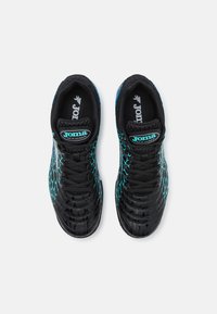 Czarne buty sportowe z teksturowaną powierzchnią i turkusa akcentami. Posiadają sznurowany design oraz wyraźne logo marki na języku.