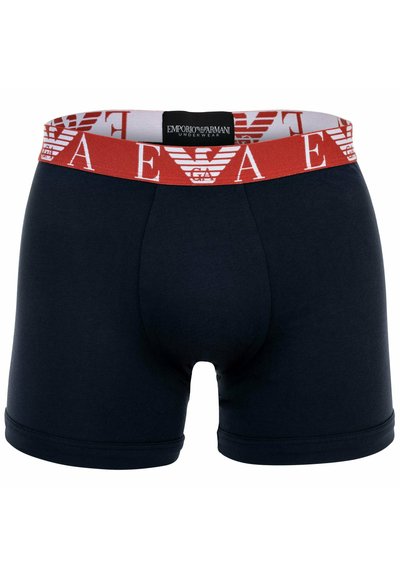 Herren Baumwoll-Boxershorts in Marineblau. Merkmale einen roten und weißen, mit einem Logo-Muster versehenen, elastischen Bund, enganliegende Passform und eine glatte Textur.