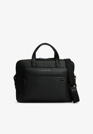 Borsa per laptop in pelle nera con pannello frontale testurizzato, doppio manico superiore, spallaccio regolabile e tasca frontale con zip.