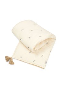 Κρεμ χρώματος ελαφριά κουβέρτα με μικρή μπλε λουλουδάτη κεντητική, φινιρισμένη με ένα μπεζ κρόσσι στη μία γωνία. Μαλακό, υφασματώδες ύφασμα.