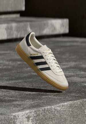 adidas Originals, HANDBALL SPEZIAL - Sneakers laag - cloud white/core black/gold-coloured metallic