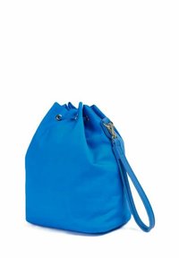 Borsa a secchiello in nylon blu con chiusura a cordoncino regolabile, zip laterale e una tracolla coordinata. Texture liscia e opaca.