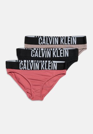 Drie Calvin Klein bikini-onderbroeken in beige, zwart en roze met brede zwarte taillebanden en witte Calvin Klein-logo's.