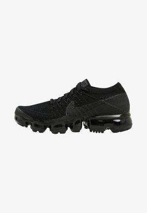 Chaussure de running noire Nike avec dessus en maille, lacets et semelle segmentée à coussin d'air, vue de profil sur fond blanc.