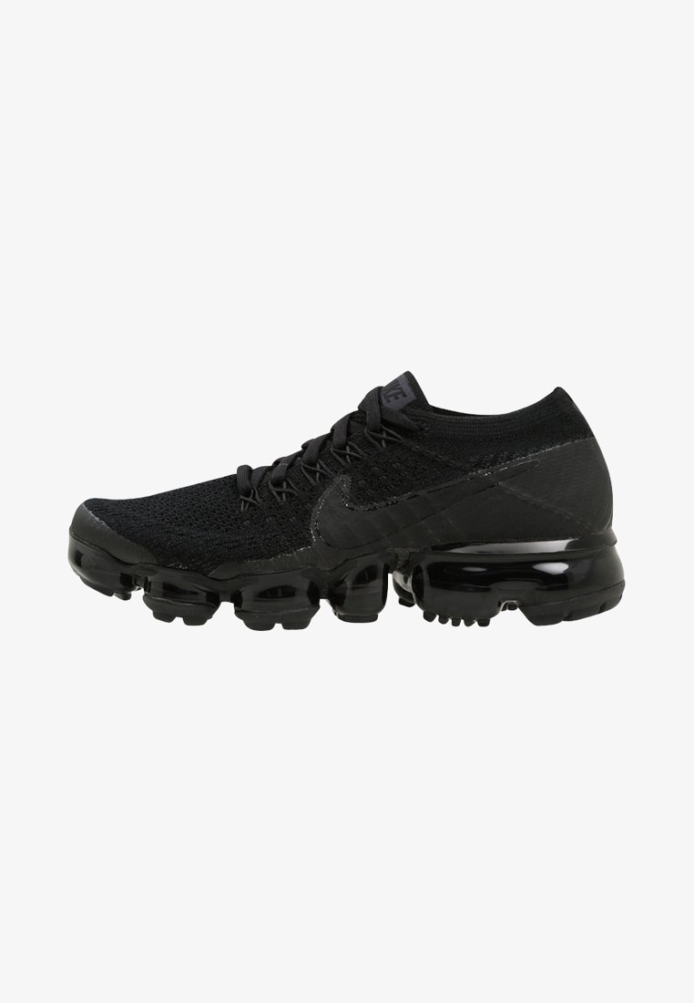 Chaussure de running noire Nike avec dessus en maille, lacets et semelle segmentée à coussin d'air, vue de profil sur fond blanc.