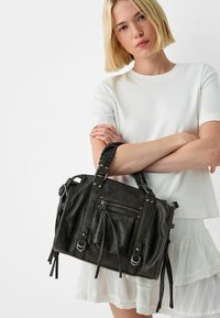 Bershka - WORN-EFFECT WITH STRAPS - Sac à main - black Image miniature 1