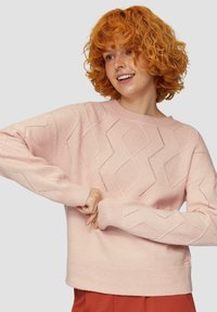 Roze gebreid vest met een gemêleerd ruitpatroon, geribbelde manchetten en zoom, met een relaxte pasvorm en een ronde hals.